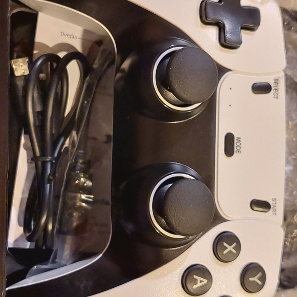 BRAND NEW never used Wireless Game and Controllers - Black and White - Picture 3 of 5